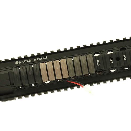 Clips de protection pour rail RIS avec ergots de maintien (